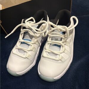 l Jordan 11 Retro Low "Legend Blue" White/Legend Blue